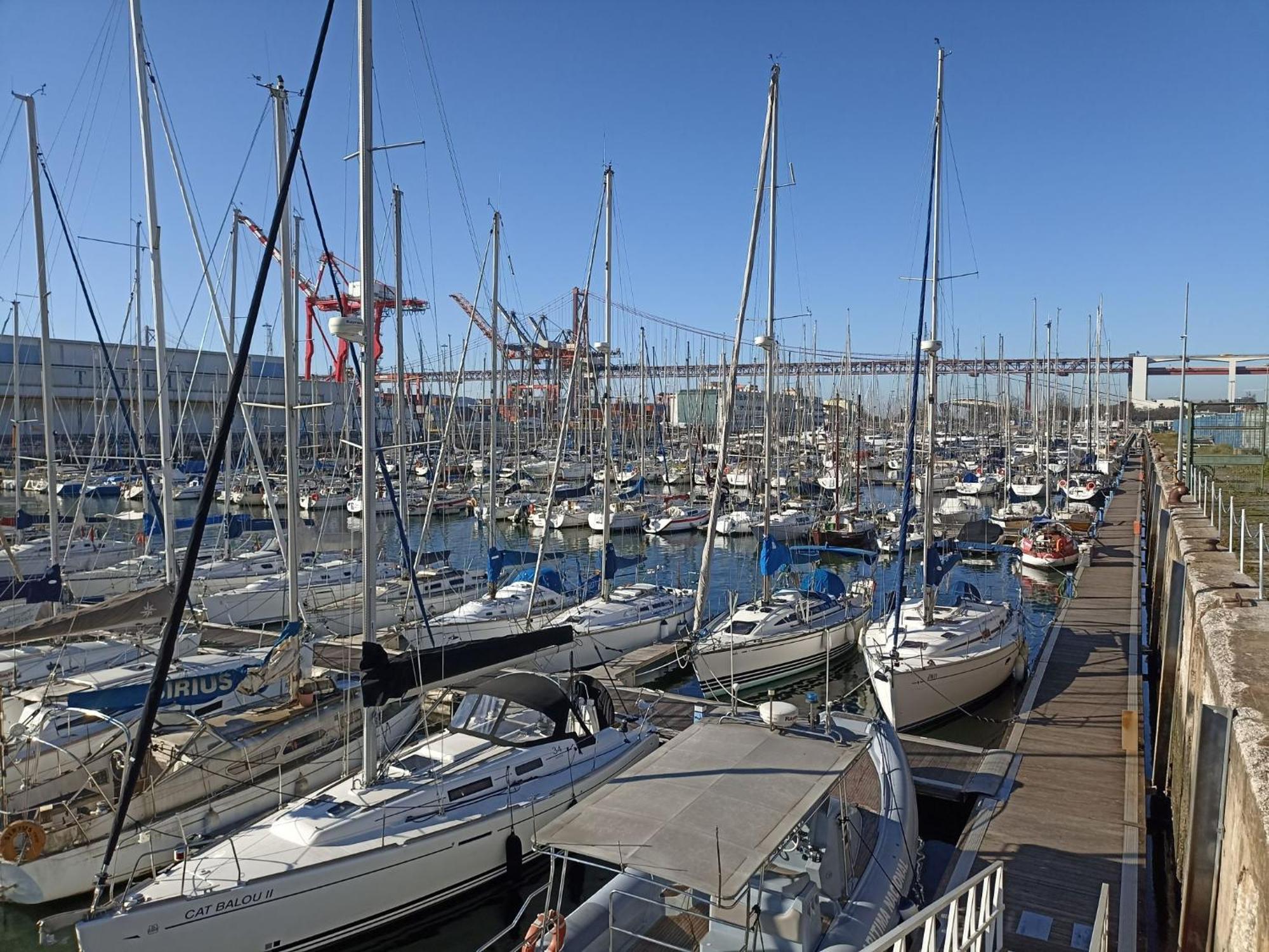 Be Local - Sleep Aboard The Santa Maria Sailing Boat In Lisbon Apartment Exterior photo